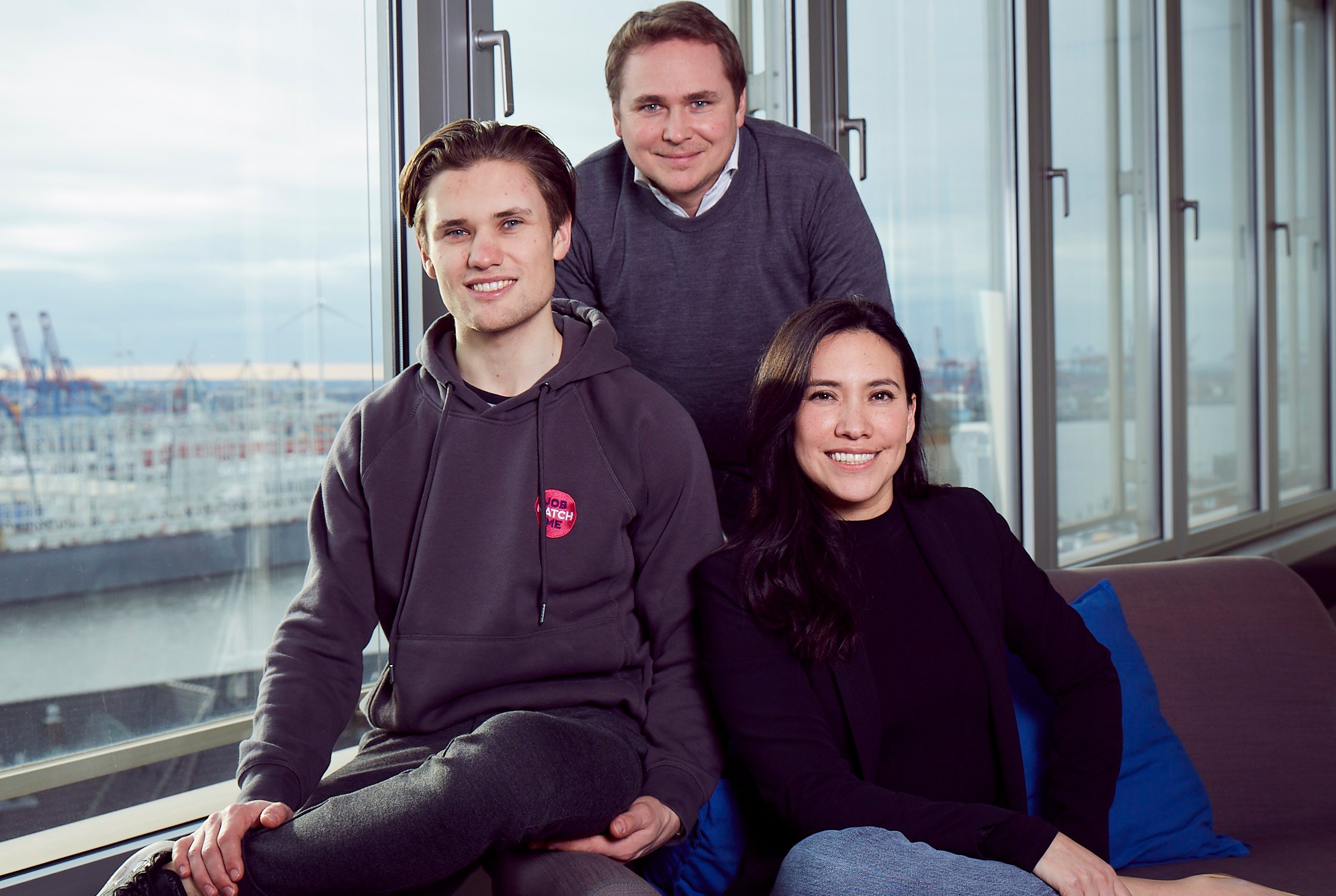 Startup Gründer sitzen im Büro vor Fenster 